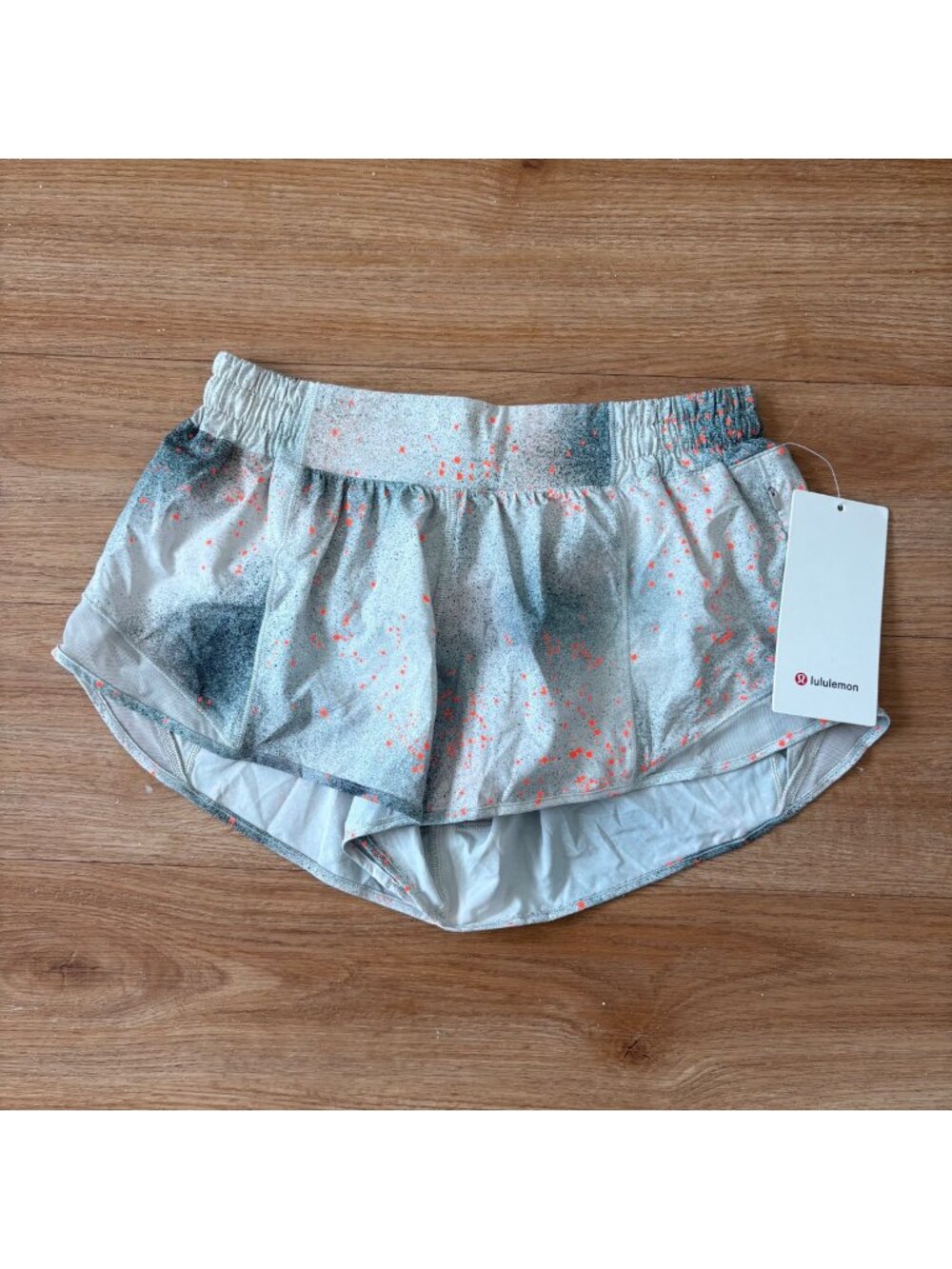Lululemon Athletic Hotty Hot LR Short 2.5” Reflective Multi Dove NWT Size 8